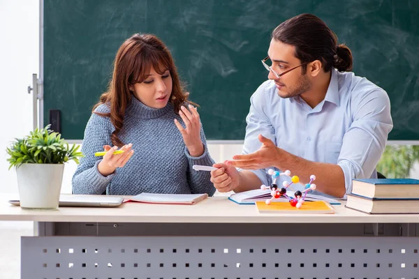 Joven alumna y profesora en el aula — Foto de Stock