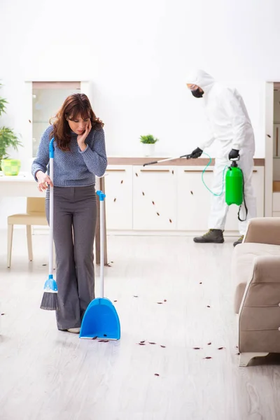 Giovane appaltatore maschile e cliente femminile durante il controllo dei parassiti — Foto Stock