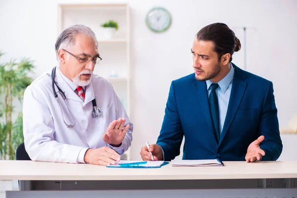 Homme médecin et homme d'affaires discutant du projet médical — Photo