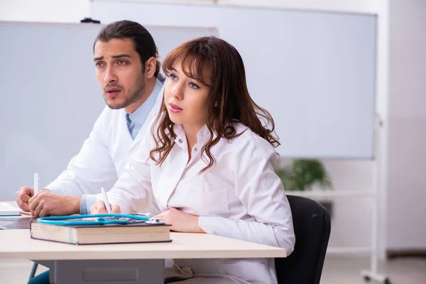 Estudantes de medicina em sala de aula — Fotografia de Stock