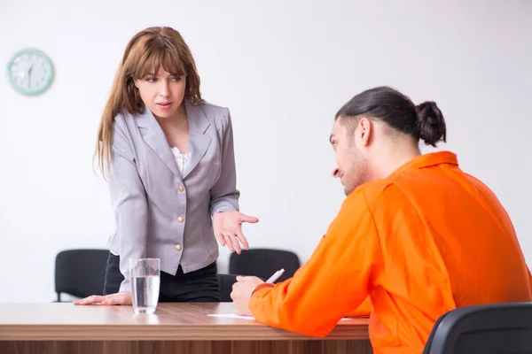 Joven reuniéndose con abogado en detención preventiva — Foto de Stock