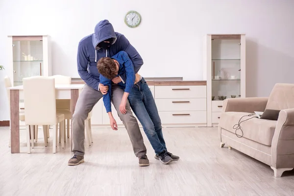 Kindesentführungskonzept mit kleinem Jungen — Stockfoto