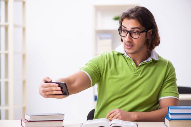 Sınıftaki genç erkek öğrenci.