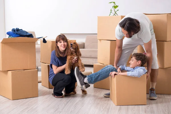 Mladá rodina se stěhuje do nového bytu — Stock fotografie
