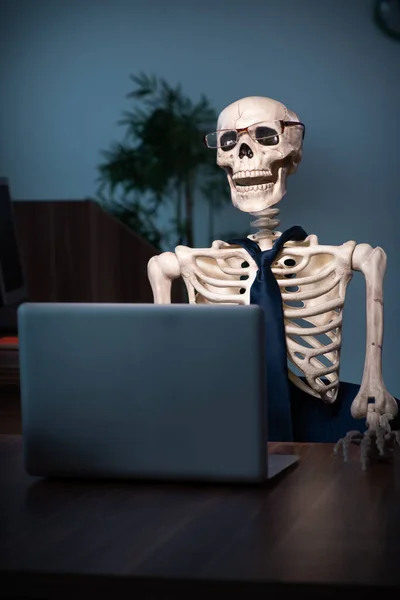 Young male employee working in the office night time — Stock Photo, Image