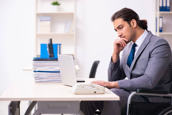 Behinderte Angestellte im Büro — Stockfoto