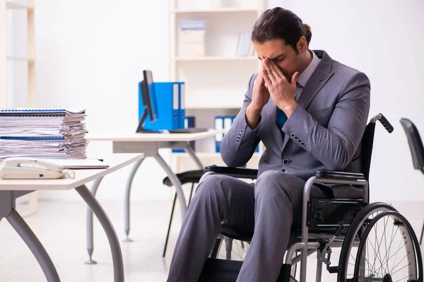 Работник-инвалид в офисе — стоковое фото