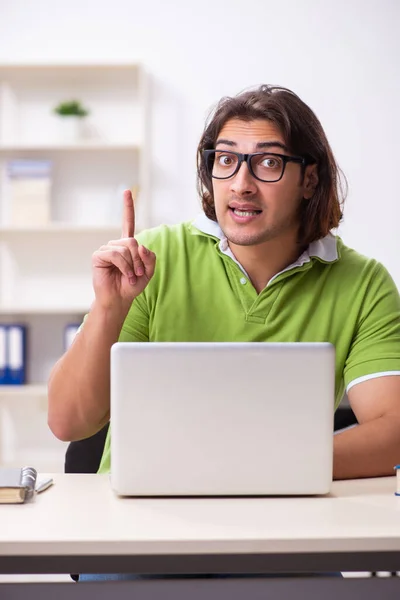 Ung manlig elev i klassrummet — Stockfoto