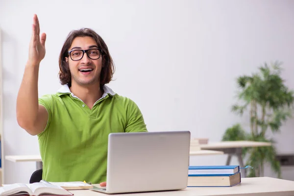 Junge männliche Schüler im Klassenzimmer — Stockfoto