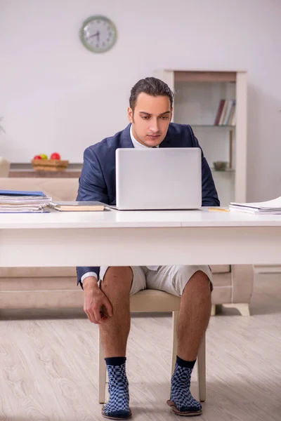 Young male employee working at home during pandemic disease — Stock Photo, Image