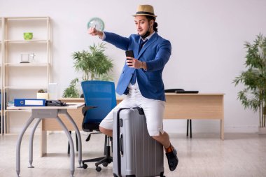 İş adamı salgın sırasında geziye hazırlanıyor