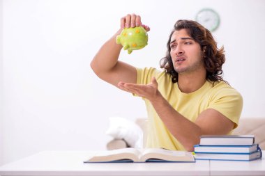 Evde sınava hazırlanan genç bir erkek öğrenci.