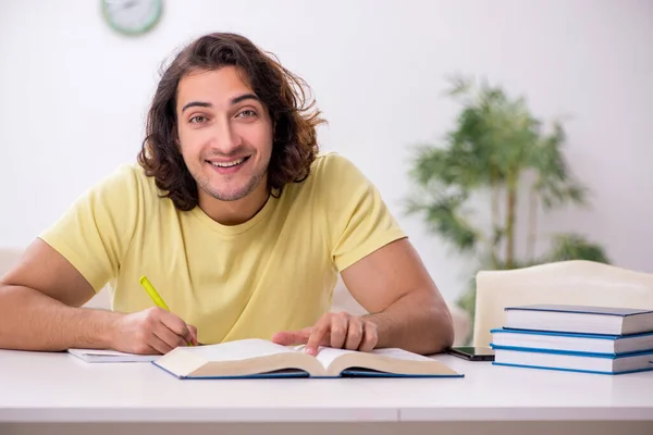 Giovane studente maschio preparazione per gli esami a casa — Foto Stock