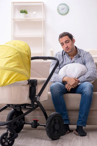 Pai jovem cuidando do bebê recém-nascido em casa — Fotografia de Stock