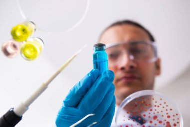 Laboratuvarda çalışan genç bir kimyager.