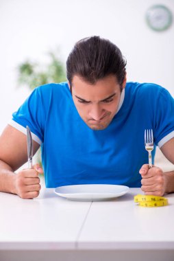 Diyet konseptinde genç aç bir adam