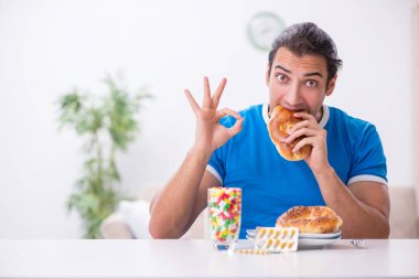 Diyet konseptinde genç aç bir adam