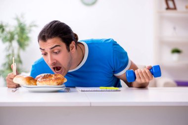 Diyet konseptinde genç aç bir adam