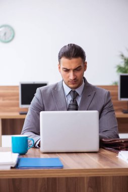 Genç bir erkek işçi aşırı işten memnun değil.