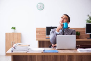 Genç bir erkek işçi aşırı işten memnun değil.