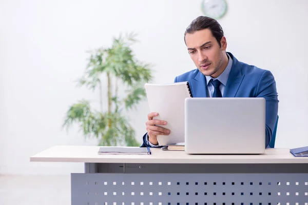 Junge männliche Angestellte im Büro — Stockfoto