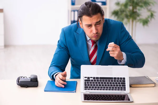 Enfermo empleado masculino que sufre en el lugar de trabajo de coronavirus — Foto de Stock