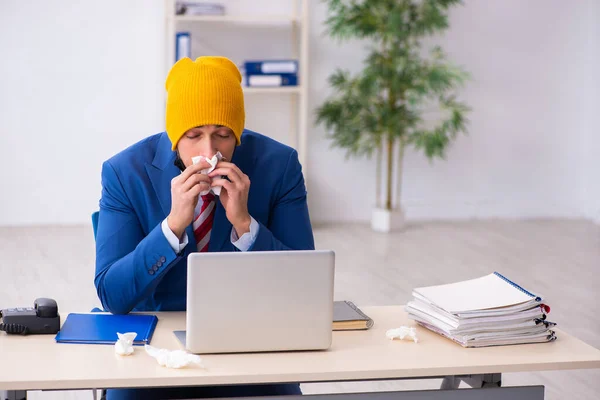 Zieke mannelijke werknemer die op het werk lijdt aan coronavirus — Stockfoto