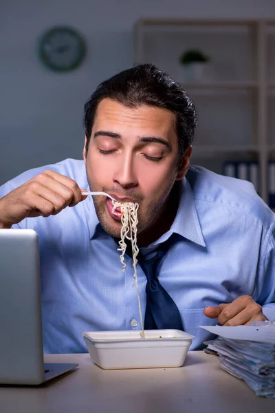 Karyawan lapar bekerja lembur di kantor. — Stok Foto