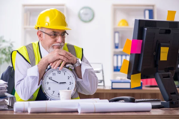 Old male architect working in the office — Stock Photo, Image