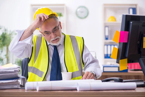 Old male architect working in the office — Stock Photo, Image