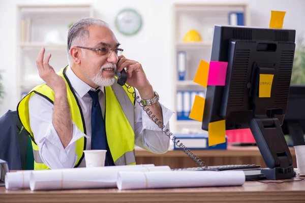 Alt männlich architekt arbeit im büro — Stockfoto