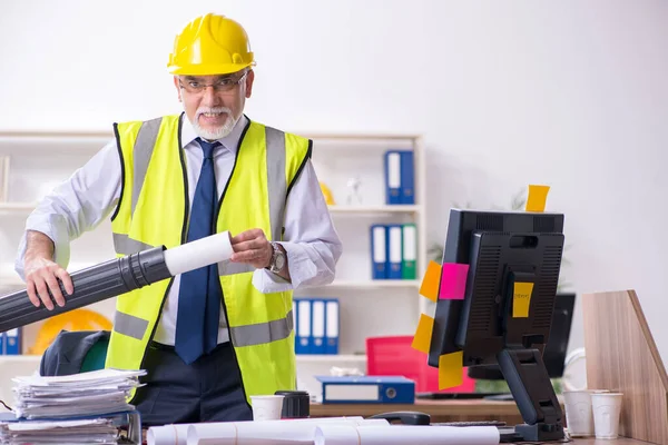 Velho arquiteto masculino trabalhando no escritório — Fotografia de Stock