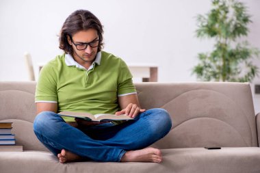 Evde sınava hazırlanan genç bir erkek öğrenci.