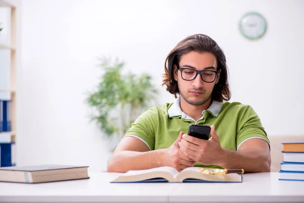 Jovem estudante do sexo masculino se preparando para exames em casa — Fotografia de Stock