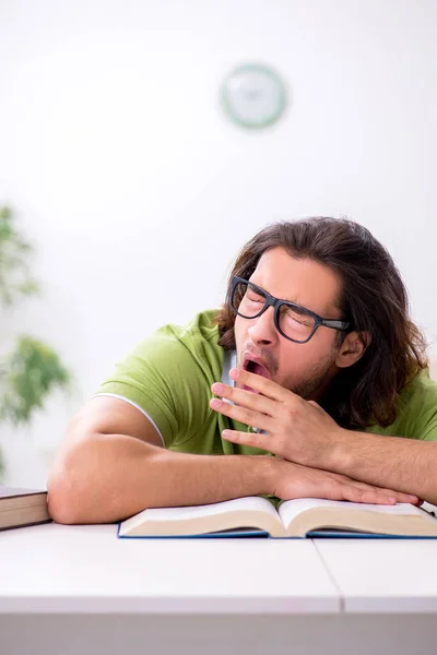 Jovem estudante do sexo masculino se preparando para exames em casa — Fotografia de Stock