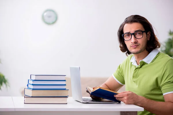 Jovem estudante do sexo masculino se preparando para exames em casa — Fotografia de Stock