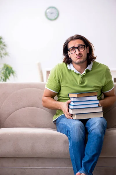 Junge männliche Studenten bereiten sich zu Hause auf Prüfungen vor — Stockfoto