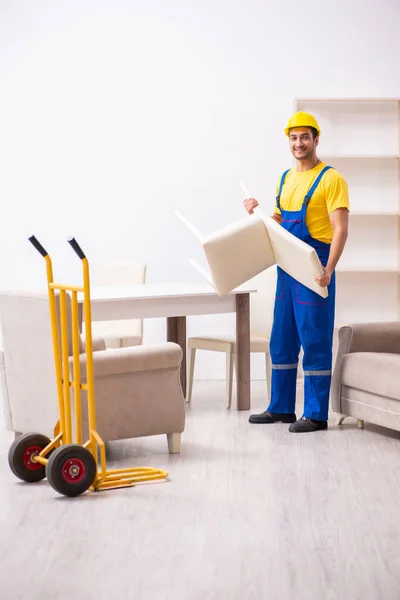 Young male contractor in relocation concept — Stock Photo, Image