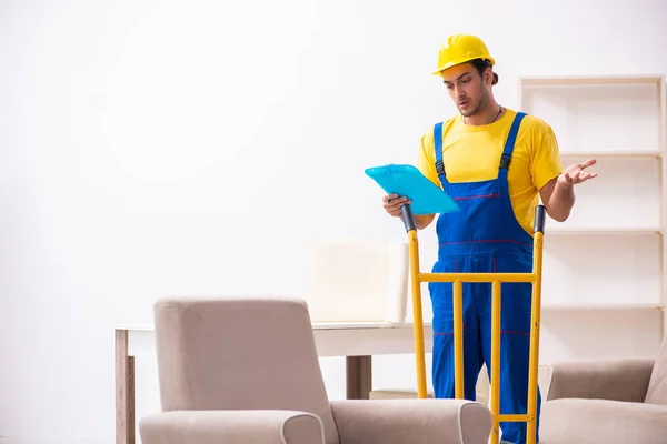 Joven contratista masculino en concepto de reubicación —  Fotos de Stock