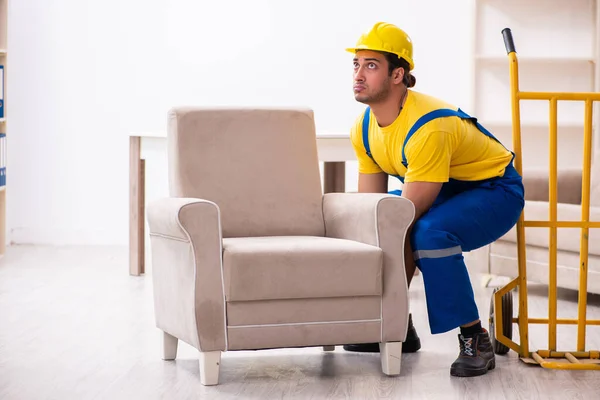 Joven contratista masculino en concepto de reubicación —  Fotos de Stock