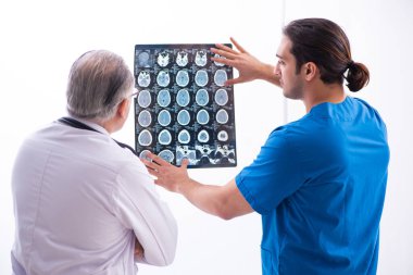 Klinikte çalışan iki erkek doktor.