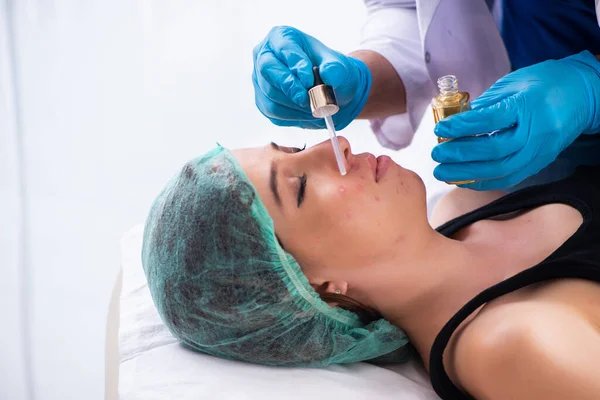 Mujer joven visitando dermatólogo médico masculino — Foto de Stock