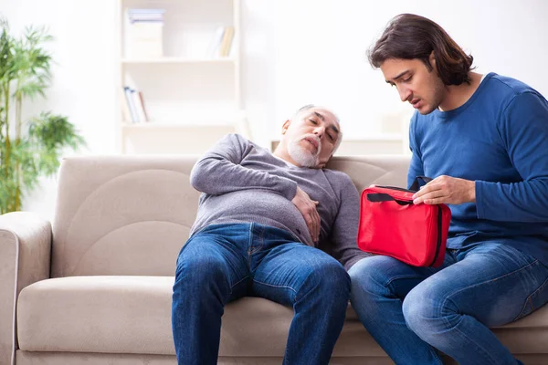 Nonno e nipote nel concetto di pronto soccorso — Foto Stock