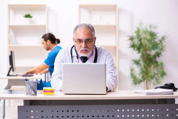 Klinikte çalışan iki erkek doktor. — Stok fotoğraf