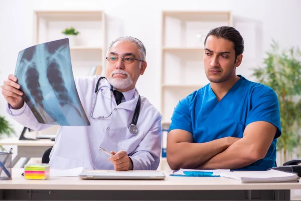 Två manliga läkare som arbetar på kliniken — Stockfoto