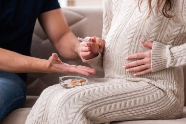 Sigara karşıtı kadın ve erkek.