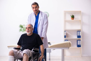 Yaşlı adam genç doktor travmatoloğu ziyaret ediyor.