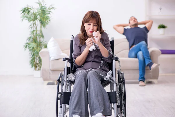 Niepełnosprawna żona i młody mąż w domu — Zdjęcie stockowe