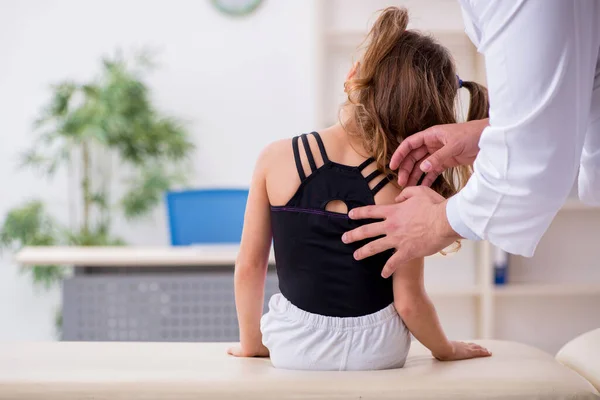 Small girl visiting young male doctor — Stock Photo, Image