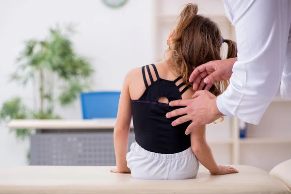 Piccola ragazza in visita giovane medico maschio — Foto Stock